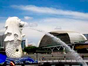 Merlion-in-front-of-Esplanade-0
