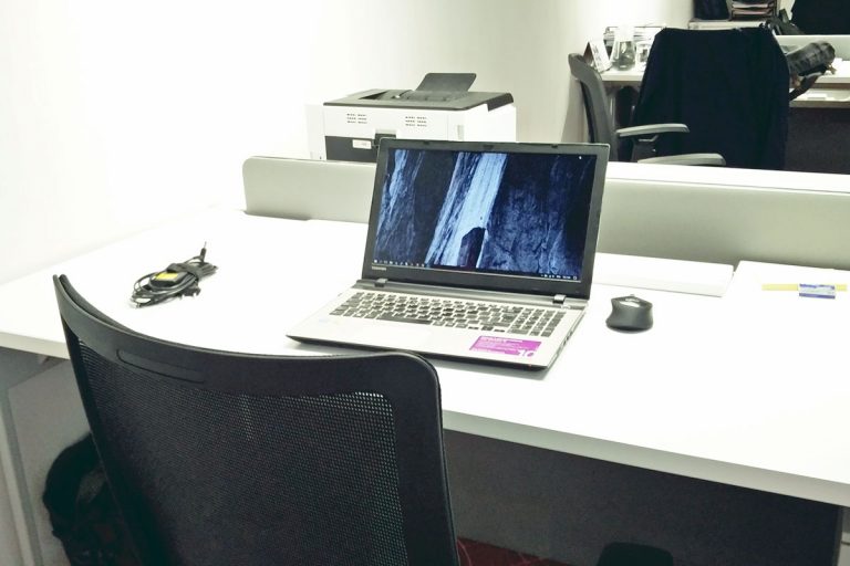 Meja kerja OJT di Direktorat Keuangan telkom TLT Jakarta Selatan